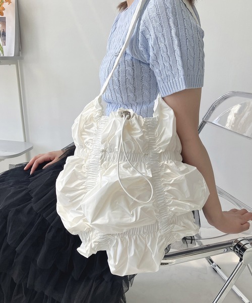 AS KNOW AS plus(アズノゥアズプラス)の「メタリック シャーリング くしゅくしゅワンハンドルショルダーバッグ(ショルダーバッグ・レディース・ホワイト/ブラック/シルバー・FREE)」の2枚目の写真