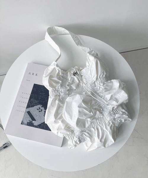 AS KNOW AS plus(アズノゥアズプラス)の「メタリック シャーリング くしゅくしゅワンハンドルショルダーバッグ(ショルダーバッグ・レディース・ホワイト/ブラック/シルバー・FREE)」の5枚目の写真