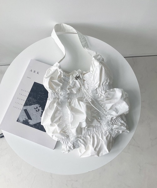 AS KNOW AS plus(アズノゥアズプラス)の「メタリック シャーリング くしゅくしゅワンハンドルショルダーバッグ(ショルダーバッグ・レディース・ホワイト/ブラック/シルバー・FREE)」の4枚目の写真