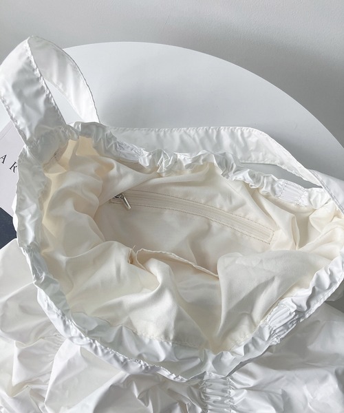 AS KNOW AS plus(アズノゥアズプラス)の「メタリック シャーリング くしゅくしゅワンハンドルショルダーバッグ(ショルダーバッグ・レディース・ホワイト/ブラック/シルバー・FREE)」の17枚目の写真