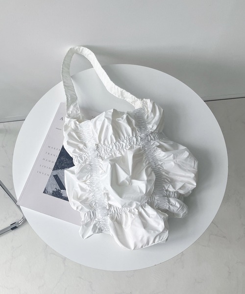 AS KNOW AS plus(アズノゥアズプラス)の「メタリック シャーリング くしゅくしゅワンハンドルショルダーバッグ(ショルダーバッグ・レディース・ホワイト/ブラック/シルバー・FREE)」の16枚目の写真