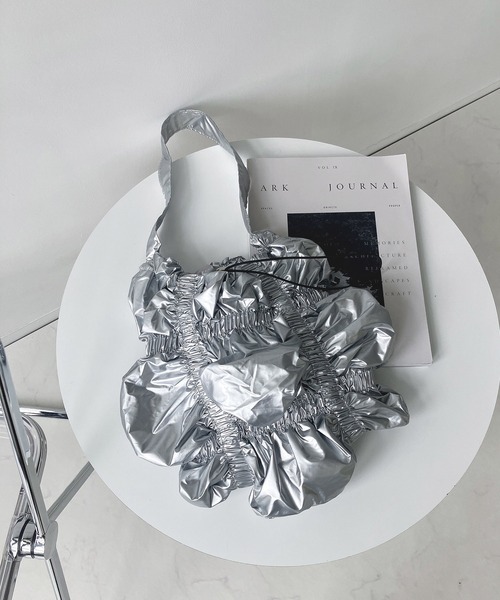 AS KNOW AS plus(アズノゥアズプラス)の「メタリック シャーリング くしゅくしゅワンハンドルショルダーバッグ(ショルダーバッグ・レディース・ホワイト/ブラック/シルバー・FREE)」の14枚目の写真