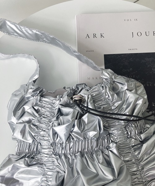 AS KNOW AS plus(アズノゥアズプラス)の「メタリック シャーリング くしゅくしゅワンハンドルショルダーバッグ(ショルダーバッグ・レディース・ホワイト/ブラック/シルバー・FREE)」の13枚目の写真