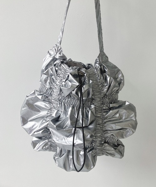 AS KNOW AS plus(アズノゥアズプラス)の「メタリック シャーリング くしゅくしゅワンハンドルショルダーバッグ(ショルダーバッグ・レディース・ホワイト/ブラック/シルバー・FREE)」の12枚目の写真