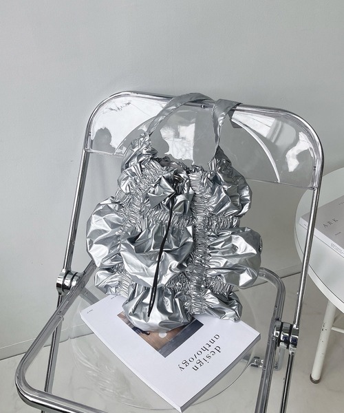 AS KNOW AS plus(アズノゥアズプラス)の「メタリック シャーリング くしゅくしゅワンハンドルショルダーバッグ(ショルダーバッグ・レディース・ホワイト/ブラック/シルバー・FREE)」の11枚目の写真