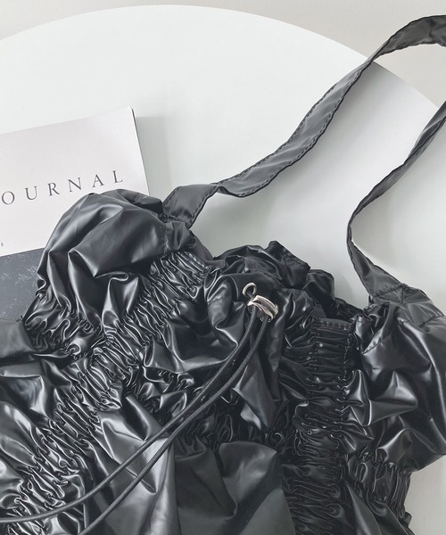 AS KNOW AS plus(アズノゥアズプラス)の「メタリック シャーリング くしゅくしゅワンハンドルショルダーバッグ(ショルダーバッグ・レディース・ホワイト/ブラック/シルバー・FREE)」の9枚目の写真