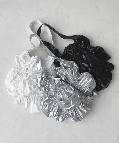 AS KNOW AS plus(アズノゥアズプラス)の「メタリック シャーリング くしゅくしゅワンハンドルショルダーバッグ(ショルダーバッグ・レディース・ホワイト/ブラック/シルバー・FREE)」の7枚目の写真