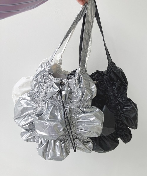 AS KNOW AS plus(アズノゥアズプラス)の「メタリック シャーリング くしゅくしゅワンハンドルショルダーバッグ(ショルダーバッグ・レディース・ホワイト/ブラック/シルバー・FREE)」の6枚目の写真
