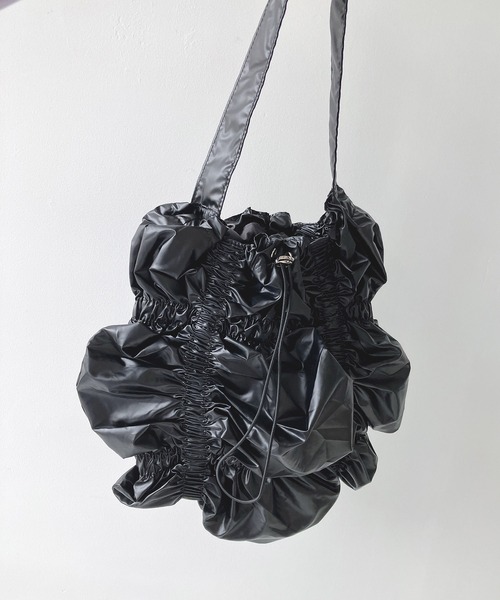 AS KNOW AS plus(アズノゥアズプラス)の「メタリック シャーリング くしゅくしゅワンハンドルショルダーバッグ(ショルダーバッグ・レディース・ホワイト/ブラック/シルバー・FREE)」の22枚目の写真