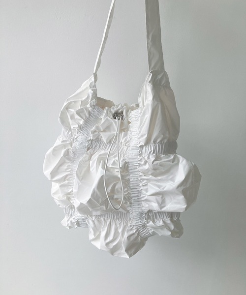 AS KNOW AS plus(アズノゥアズプラス)の「メタリック シャーリング くしゅくしゅワンハンドルショルダーバッグ(ショルダーバッグ・レディース・ホワイト/ブラック/シルバー・FREE)」の20枚目の写真