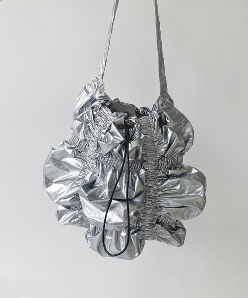 AS KNOW AS plus(アズノゥアズプラス)の「メタリック シャーリング くしゅくしゅワンハンドルショルダーバッグ(ショルダーバッグ・レディース・ホワイト/ブラック/シルバー・FREE)」の21枚目の写真