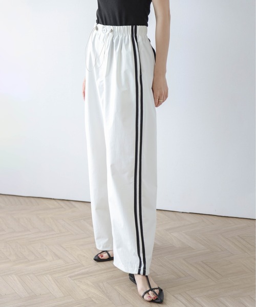 AMELY(エミリー)の「サイドラインワイドパンツ(その他パンツ・レディース・ブラック/グレー/ホワイト・M/L)」の4枚目の写真