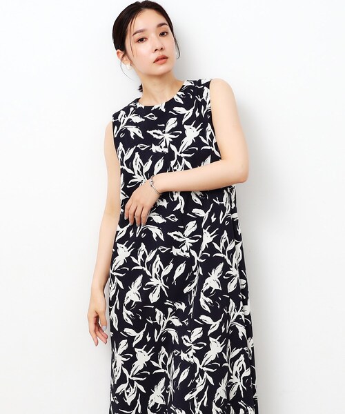 OPAQUE.CLIP（オペークドットクリップ）の「◆ボタニカルプリントフレアワンピース【洗濯機洗い可】（ワンピース・レディース・キャメル/ネイビー系・40/38/42）」の3枚目の写真