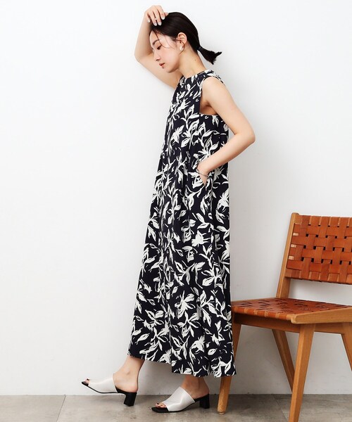 OPAQUE.CLIP（オペークドットクリップ）の「◆ボタニカルプリントフレアワンピース【洗濯機洗い可】（ワンピース・レディース・キャメル/ネイビー系・40/38/42）」の5枚目の写真