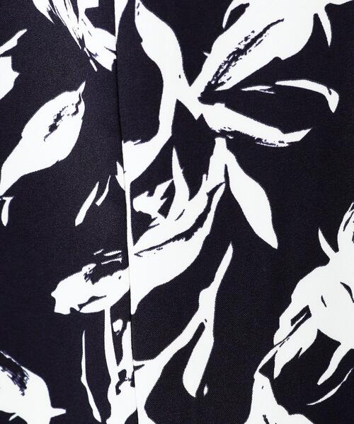 OPAQUE.CLIP（オペークドットクリップ）の「◆ボタニカルプリントフレアワンピース【洗濯機洗い可】（ワンピース・レディース・キャメル/ネイビー系・40/38/42）」の6枚目の写真