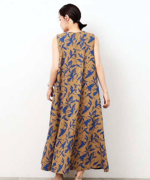 OPAQUE.CLIP（オペークドットクリップ）の「◆ボタニカルプリントフレアワンピース【洗濯機洗い可】（ワンピース・レディース・キャメル/ネイビー系・40/38/42）」の7枚目の写真