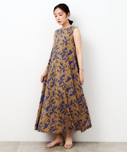 OPAQUE.CLIP（オペークドットクリップ）の「◆ボタニカルプリントフレアワンピース【洗濯機洗い可】（ワンピース・レディース・キャメル/ネイビー系・40/38/42）」の8枚目の写真
