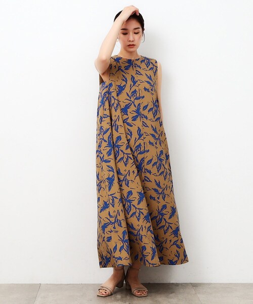 OPAQUE.CLIP（オペークドットクリップ）の「◆ボタニカルプリントフレアワンピース【洗濯機洗い可】（ワンピース・レディース・キャメル/ネイビー系・40/38/42）」の9枚目の写真