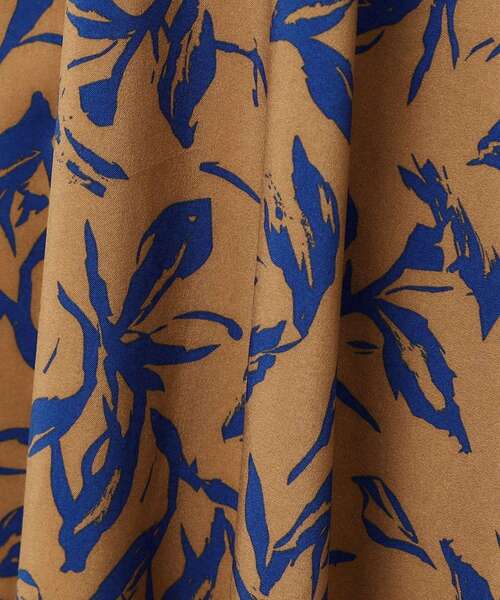 OPAQUE.CLIP（オペークドットクリップ）の「◆ボタニカルプリントフレアワンピース【洗濯機洗い可】（ワンピース・レディース・キャメル/ネイビー系・40/38/42）」の10枚目の写真