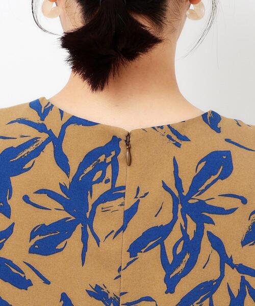 OPAQUE.CLIP（オペークドットクリップ）の「◆ボタニカルプリントフレアワンピース【洗濯機洗い可】（ワンピース・レディース・キャメル/ネイビー系・40/38/42）」の15枚目の写真