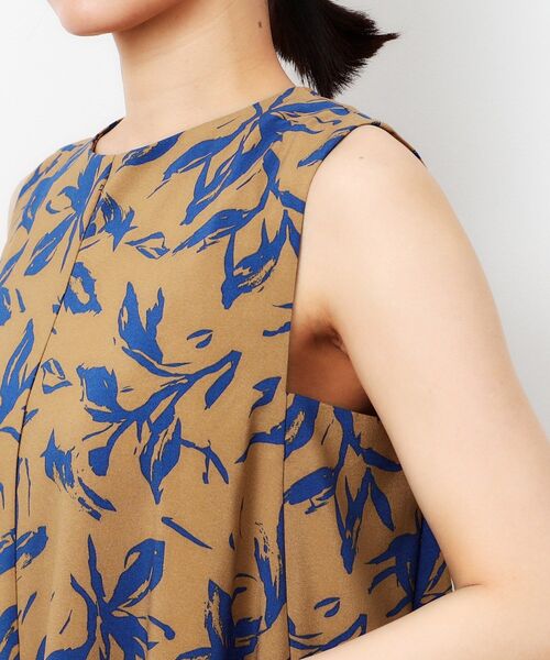 OPAQUE.CLIP（オペークドットクリップ）の「◆ボタニカルプリントフレアワンピース【洗濯機洗い可】（ワンピース・レディース・キャメル/ネイビー系・40/38/42）」の16枚目の写真