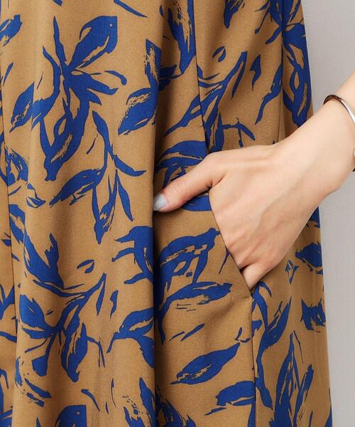 OPAQUE.CLIP（オペークドットクリップ）の「◆ボタニカルプリントフレアワンピース【洗濯機洗い可】（ワンピース・レディース・キャメル/ネイビー系・40/38/42）」の17枚目の写真