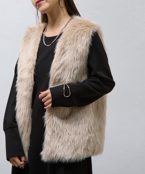 COLONY 2139(コロニートゥーワンスリーナイン)の「ロングフェイクファーベスト(ベスト・レディース・チャコールグレー/グレイッシュベージュ/モカ・FREE)」の3枚目の写真