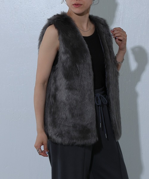 COLONY 2139(コロニートゥーワンスリーナイン)の「ロングフェイクファーベスト(ベスト・レディース・チャコールグレー/グレイッシュベージュ/モカ・FREE)」の13枚目の写真