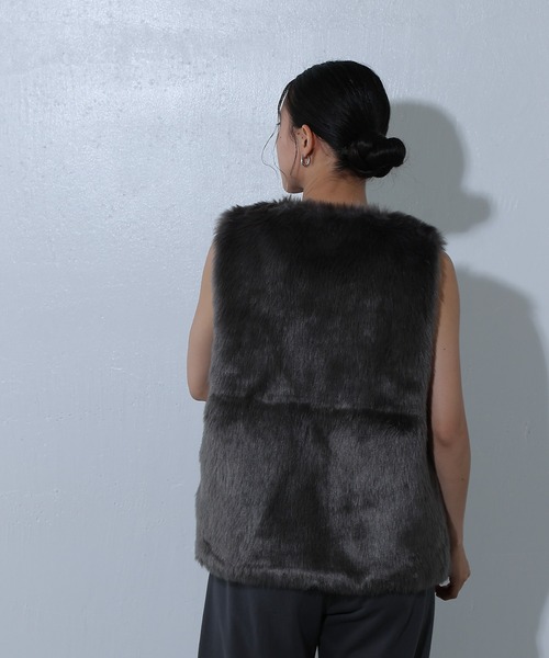 COLONY 2139(コロニートゥーワンスリーナイン)の「ロングフェイクファーベスト(ベスト・レディース・チャコールグレー/グレイッシュベージュ/モカ・FREE)」の14枚目の写真