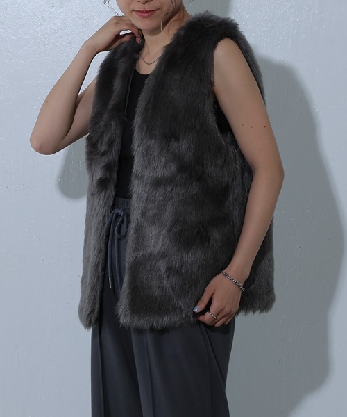 COLONY 2139(コロニートゥーワンスリーナイン)の「ロングフェイクファーベスト(ベスト・レディース・チャコールグレー/グレイッシュベージュ/モカ・FREE)」の15枚目の写真
