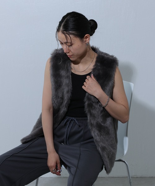 COLONY 2139(コロニートゥーワンスリーナイン)の「ロングフェイクファーベスト(ベスト・レディース・チャコールグレー/グレイッシュベージュ/モカ・FREE)」の16枚目の写真