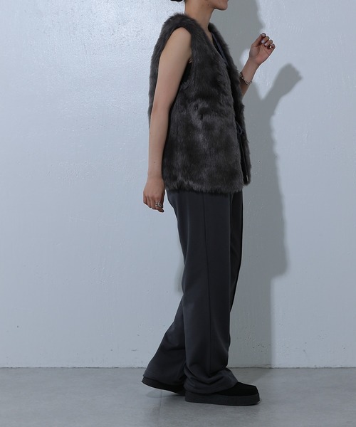 COLONY 2139(コロニートゥーワンスリーナイン)の「ロングフェイクファーベスト(ベスト・レディース・チャコールグレー/グレイッシュベージュ/モカ・FREE)」の17枚目の写真