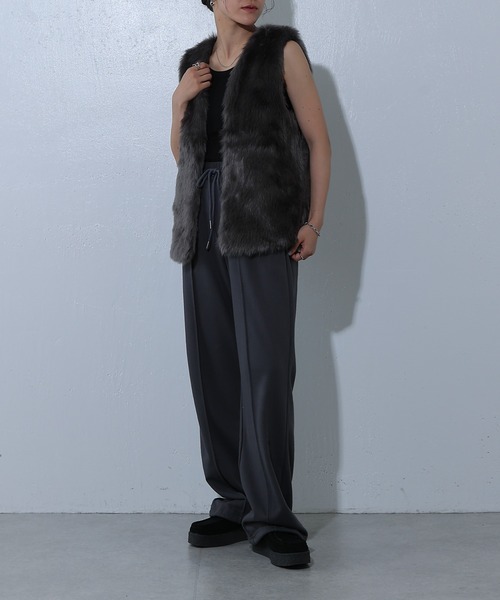 COLONY 2139(コロニートゥーワンスリーナイン)の「ロングフェイクファーベスト(ベスト・レディース・チャコールグレー/グレイッシュベージュ/モカ・FREE)」の19枚目の写真