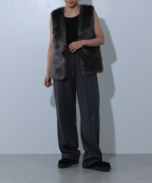 COLONY 2139(コロニートゥーワンスリーナイン)の「ロングフェイクファーベスト(ベスト・レディース・チャコールグレー/グレイッシュベージュ/モカ・FREE)」の20枚目の写真