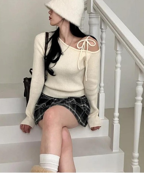 Teem Store(チームストア)の「ワンショルダー リボン リブニット(ニット/セーター・レディース・アイボリー/ブラック/レッド・F)」の7枚目の写真