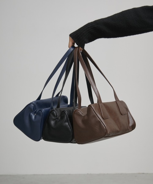 Aunt Marie's(アントマリーズ)の「フェイクレザーロングボストンバッグ(ボストンバッグ・レディース・ブラック/ネイビー/ブラウン・FREE)」の5枚目の写真