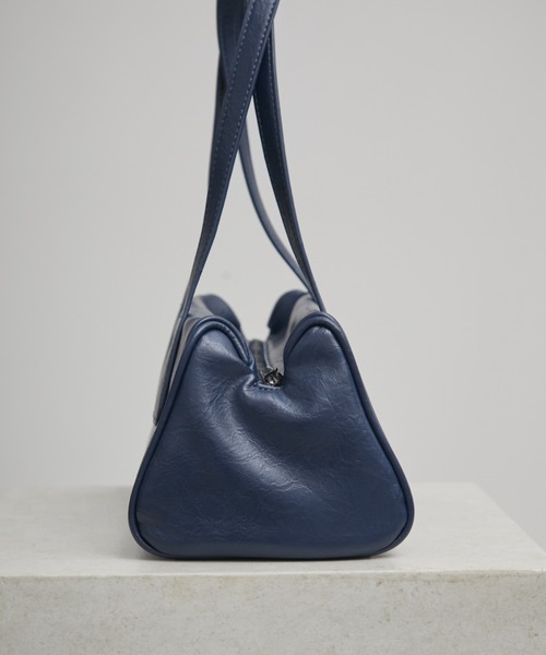 Aunt Marie's(アントマリーズ)の「フェイクレザーロングボストンバッグ(ボストンバッグ・レディース・ブラック/ネイビー/ブラウン・FREE)」の8枚目の写真