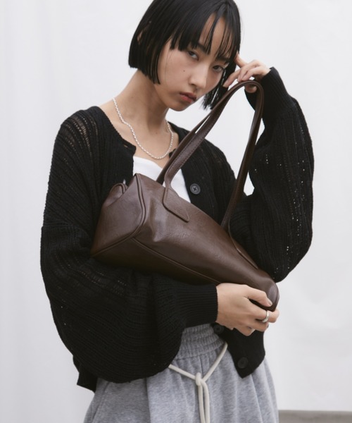 Aunt Marie's(アントマリーズ)の「フェイクレザーロングボストンバッグ(ボストンバッグ・レディース・ブラック/ネイビー/ブラウン・FREE)」の17枚目の写真