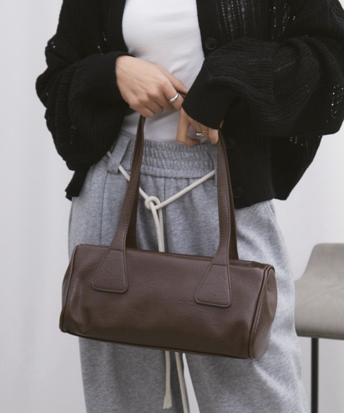 Aunt Marie's(アントマリーズ)の「フェイクレザーロングボストンバッグ(ボストンバッグ・レディース・ブラック/ネイビー/ブラウン・FREE)」の20枚目の写真