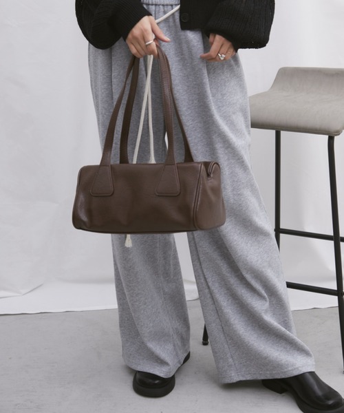 Aunt Marie's(アントマリーズ)の「フェイクレザーロングボストンバッグ(ボストンバッグ・レディース・ブラック/ネイビー/ブラウン・FREE)」の21枚目の写真