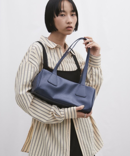 Aunt Marie's(アントマリーズ)の「フェイクレザーロングボストンバッグ(ボストンバッグ・レディース・ブラック/ネイビー/ブラウン・FREE)」の22枚目の写真