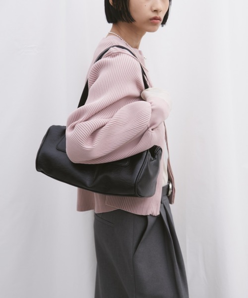 Aunt Marie's(アントマリーズ)の「フェイクレザーロングボストンバッグ(ボストンバッグ・レディース・ブラック/ネイビー/ブラウン・FREE)」の9枚目の写真