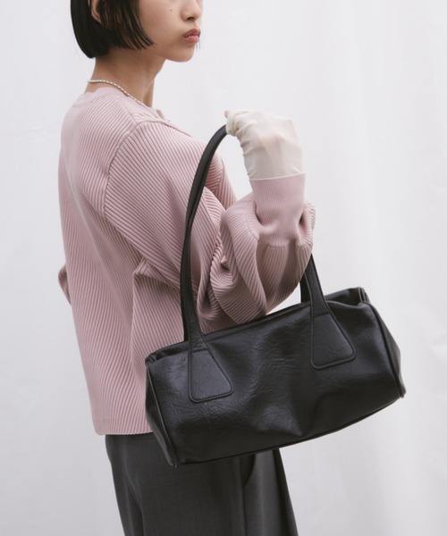 Aunt Marie's(アントマリーズ)の「フェイクレザーロングボストンバッグ(ボストンバッグ・レディース・ブラック/ネイビー/ブラウン・FREE)」の11枚目の写真