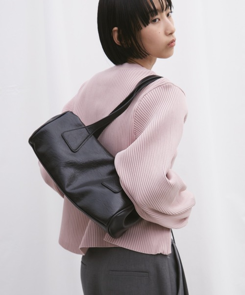 Aunt Marie's(アントマリーズ)の「フェイクレザーロングボストンバッグ(ボストンバッグ・レディース・ブラック/ネイビー/ブラウン・FREE)」の12枚目の写真