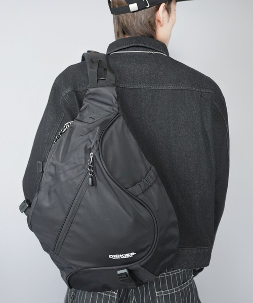 Dickies(ディッキーズ)の「【Dickies/ディッキーズ】ワンショルダーバッグ/A4収納可能/通勤・通学・アウトドアに対応(バックパック/リュック・メンズ・ブラック/ブラック系その他・ONESIZE)」の12枚目の写真