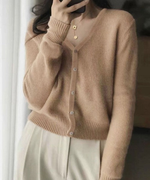 Girly Doll（ガーリードール）の「Vネックニットカーディガン（カーディガン/ボレロ・レディース・ブラウン/ピンク/ダークグレー/ベージュ/ネイビー/イエロー/オフホワイト/ブルー/ブラック/チャコールグレー/パープル/グレー・FREE）」の7枚目の写真