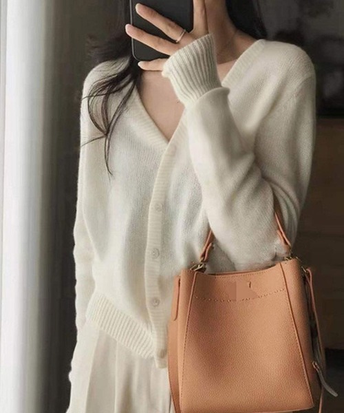 Girly Doll（ガーリードール）の「Vネックニットカーディガン（カーディガン/ボレロ・レディース・ブラウン/ピンク/ダークグレー/ベージュ/ネイビー/イエロー/オフホワイト/ブルー/ブラック/チャコールグレー/パープル/グレー・FREE）」の2枚目の写真