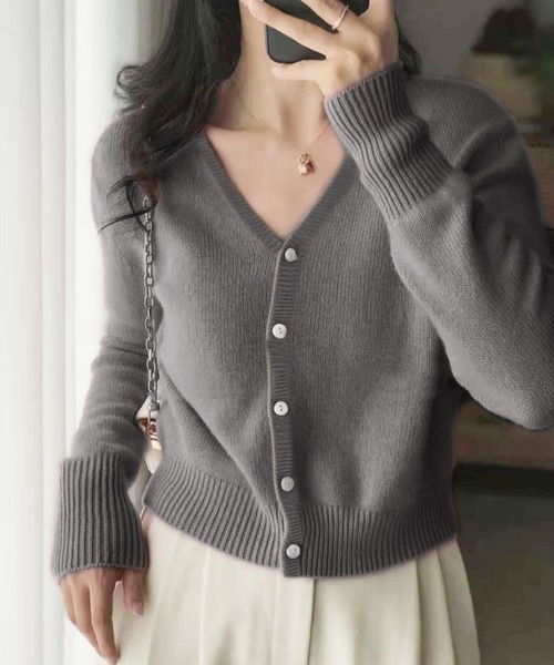 Girly Doll（ガーリードール）の「Vネックニットカーディガン（カーディガン/ボレロ・レディース・ブラウン/ピンク/ダークグレー/ベージュ/ネイビー/イエロー/オフホワイト/ブルー/ブラック/チャコールグレー/パープル/グレー・FREE）」の4枚目の写真