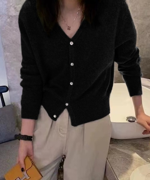 Girly Doll（ガーリードール）の「Vネックニットカーディガン（カーディガン/ボレロ・レディース・ブラウン/ピンク/ダークグレー/ベージュ/ネイビー/イエロー/オフホワイト/ブルー/ブラック/チャコールグレー/パープル/グレー・FREE）」の3枚目の写真