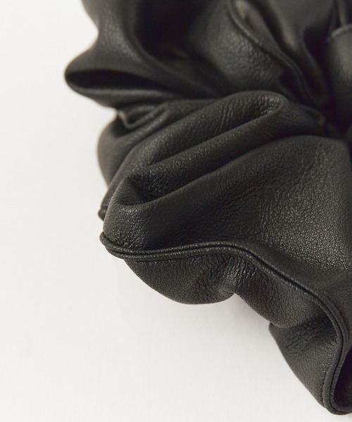 ROOPTOKYO（ループトウキョウ）の「フェイクレザー シュシュ（シュシュ・レディース・ブラック/ブラウン・FREE）」の9枚目の写真